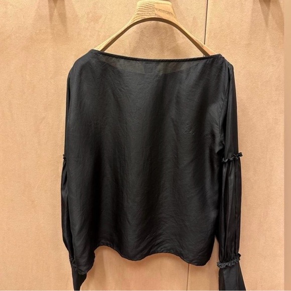 Beautiful Club Monaco Silk black blouse - Picture 4 of 5